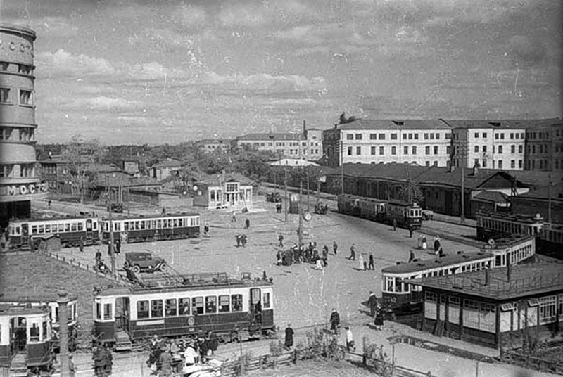 Площадь перед зданием Мосторга