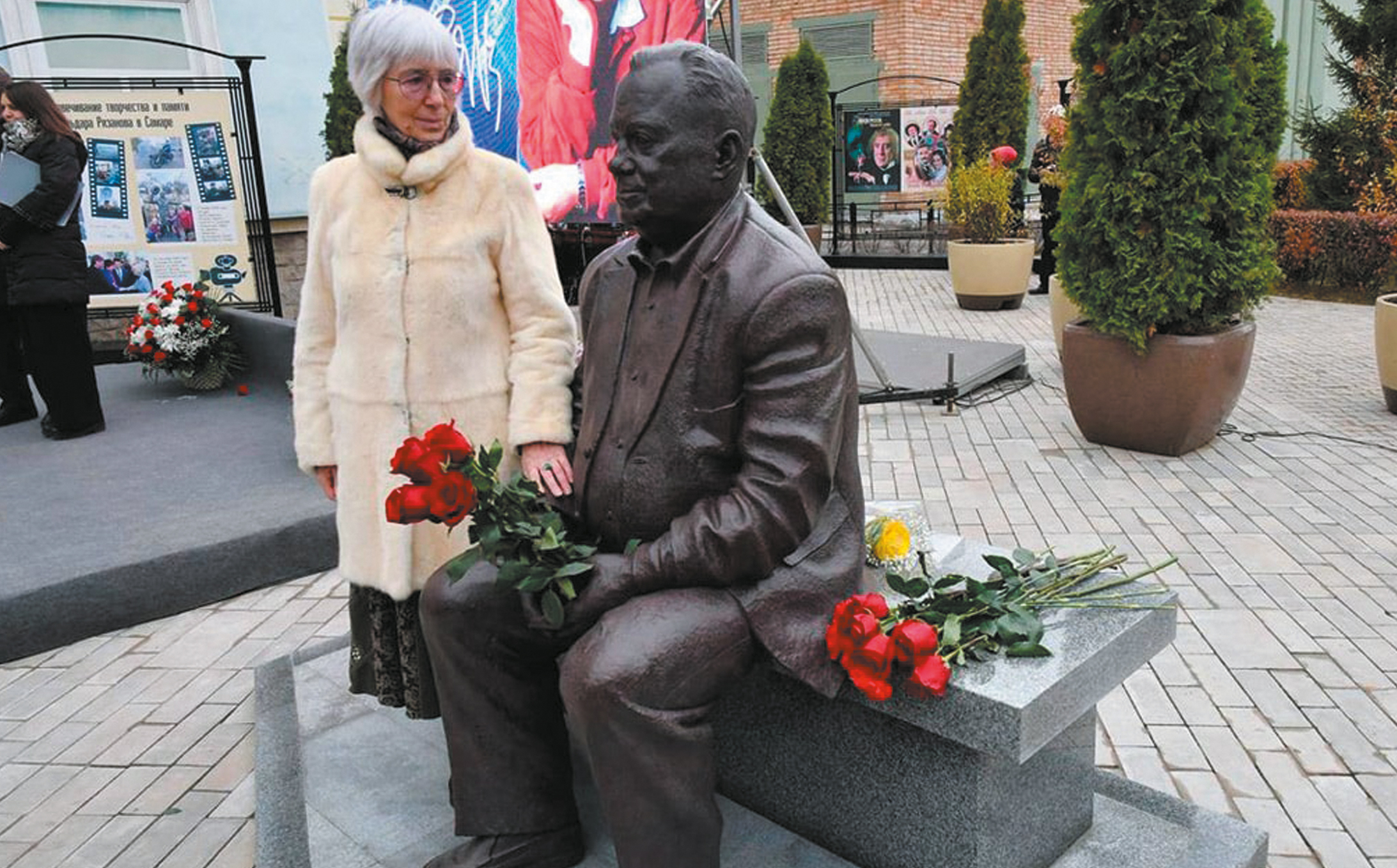 Вдова Эльдара Рязанова у памятника мужу в Самаре.