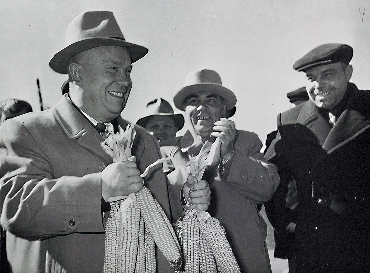 Первый секретарь ЦК КПСС Никита Хрущёв в Сталинском колхозе в Не- винномысске, Ставропольский край, 1958 год. Источник https://www.rbth. com/.