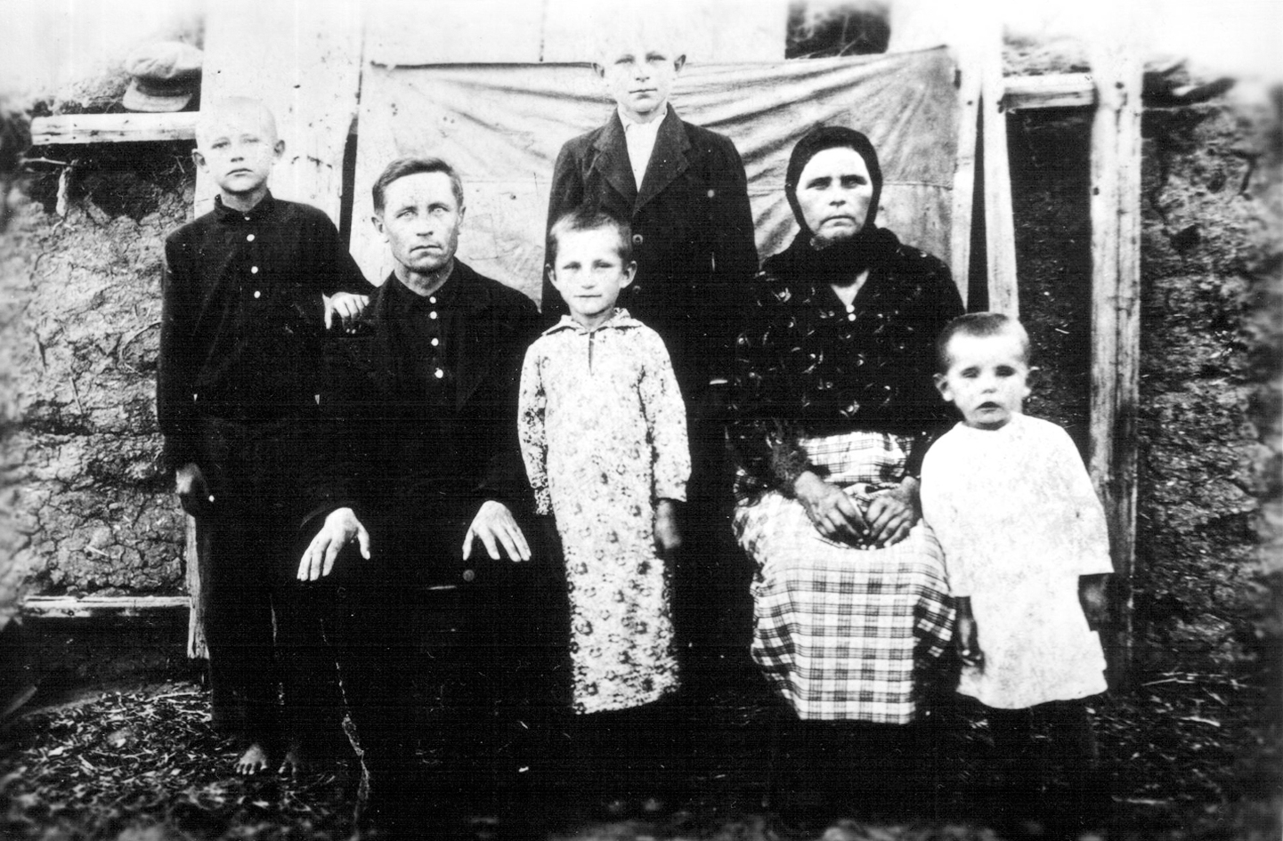 Мосины Григорий Ильич и Мария Арефьевна с детьми, 1940 г..jpg