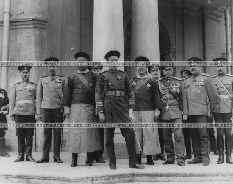 Принц Цзайтао в Петербурге. 1910 год. Русские вокруг все скоро погибнут. Многие – страшной смертью, это офицеры Петропавловской крепости. А Цзайтао выжил. Вот так-то, ребята. Показательна также предусмотрительность ничтожных российских «историков». А ну, кто фото столетней давности в слабом разрешении без денег использует? Нельзя. Вот так и получается: с нефтью и на помойке. «Широкая русская душа».