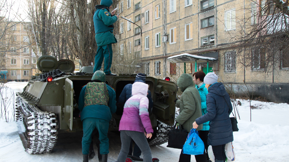 Эвакуация мирных жителей сотрудниками МЧС