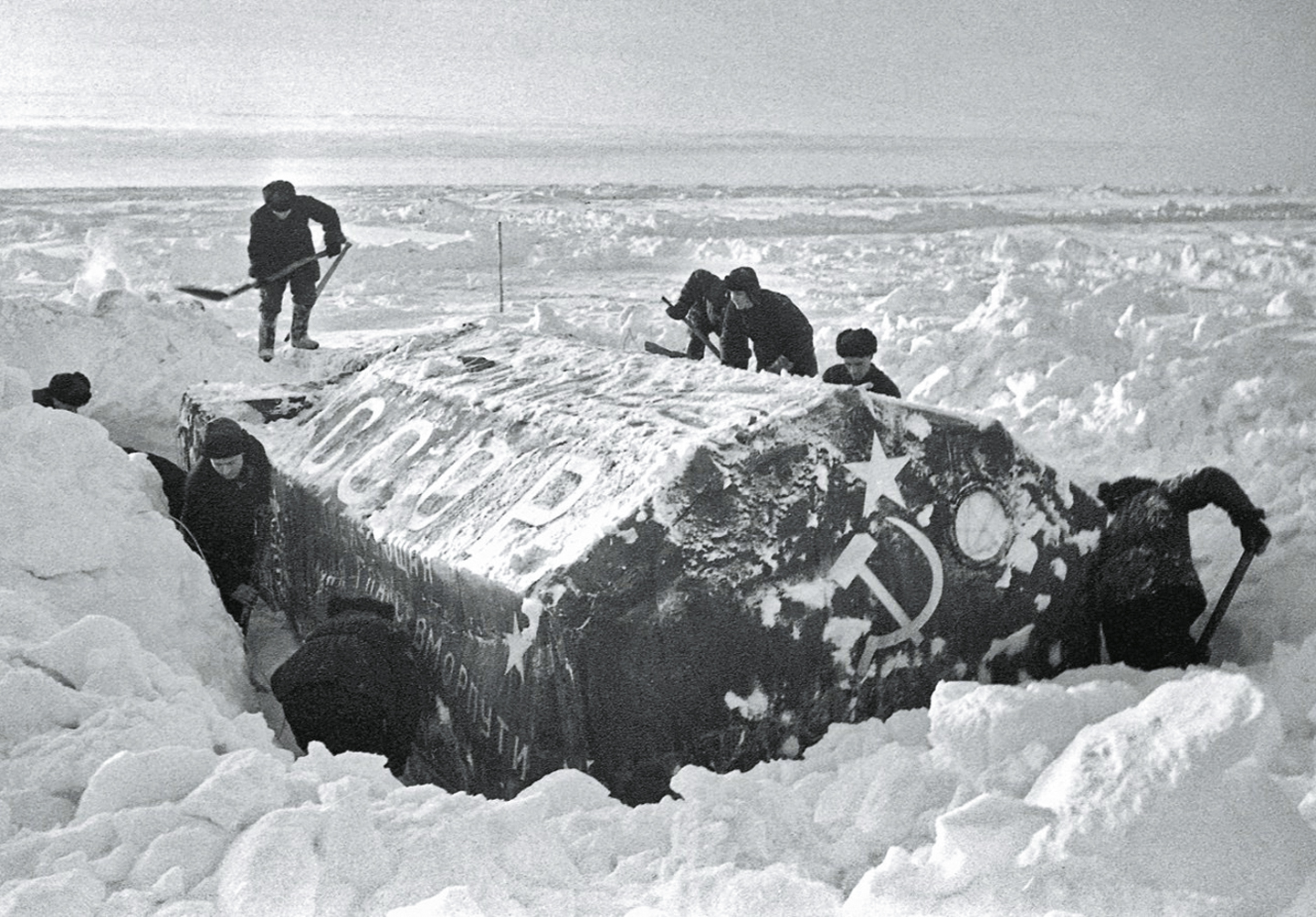 Моряки с «Таймыра» и «Мурмана» откапывают палатку папанинцев, 19.02.1938.