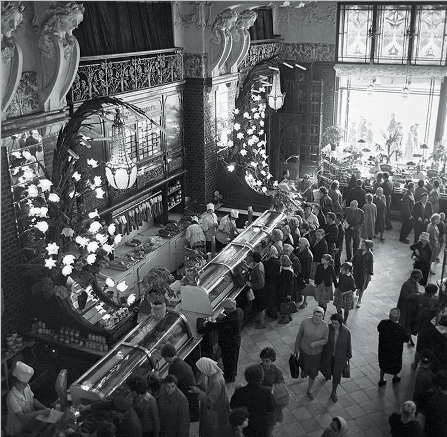 &laquo;Елисеевский&raquo; в советские годы. Источник https://pastvu.com/.