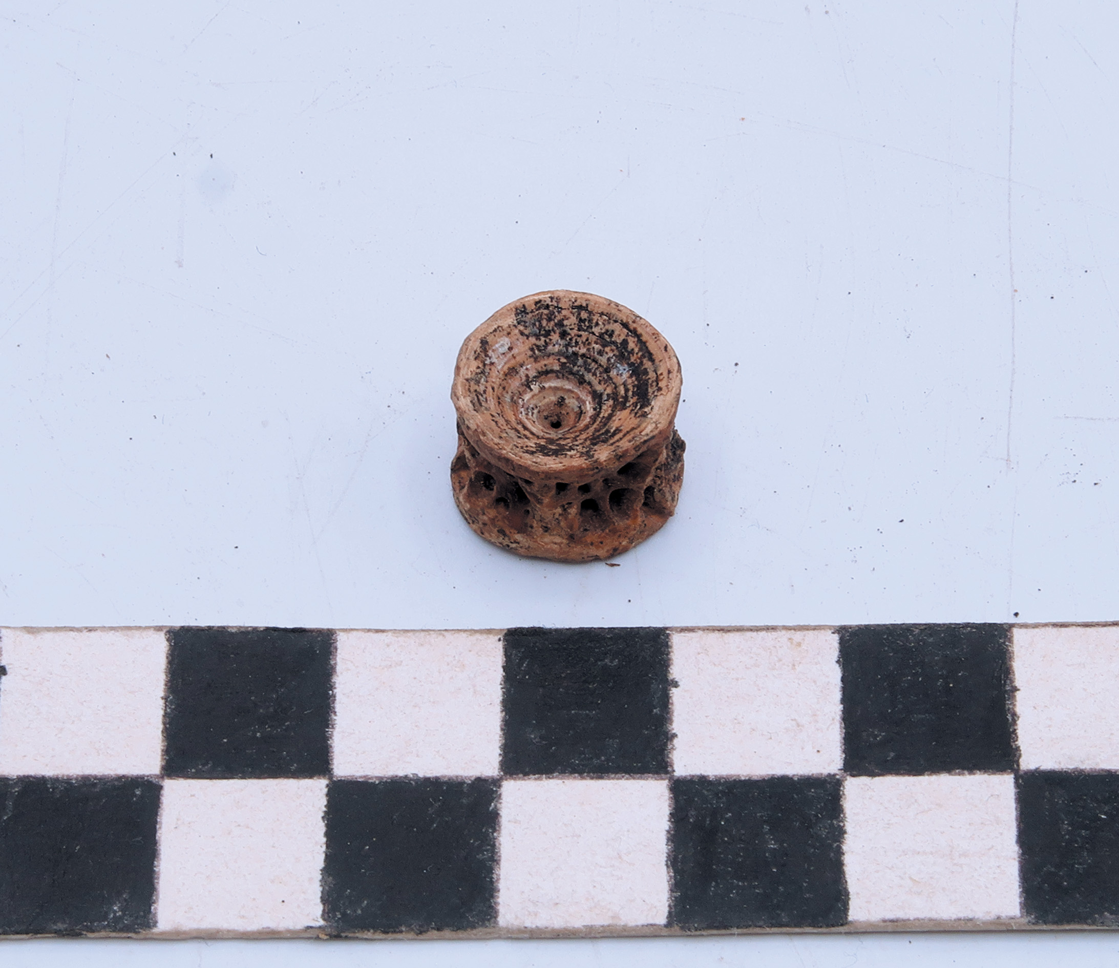 Бусина (фишка ) из рыбьего позвонка. Из собрания Музея Москвы.