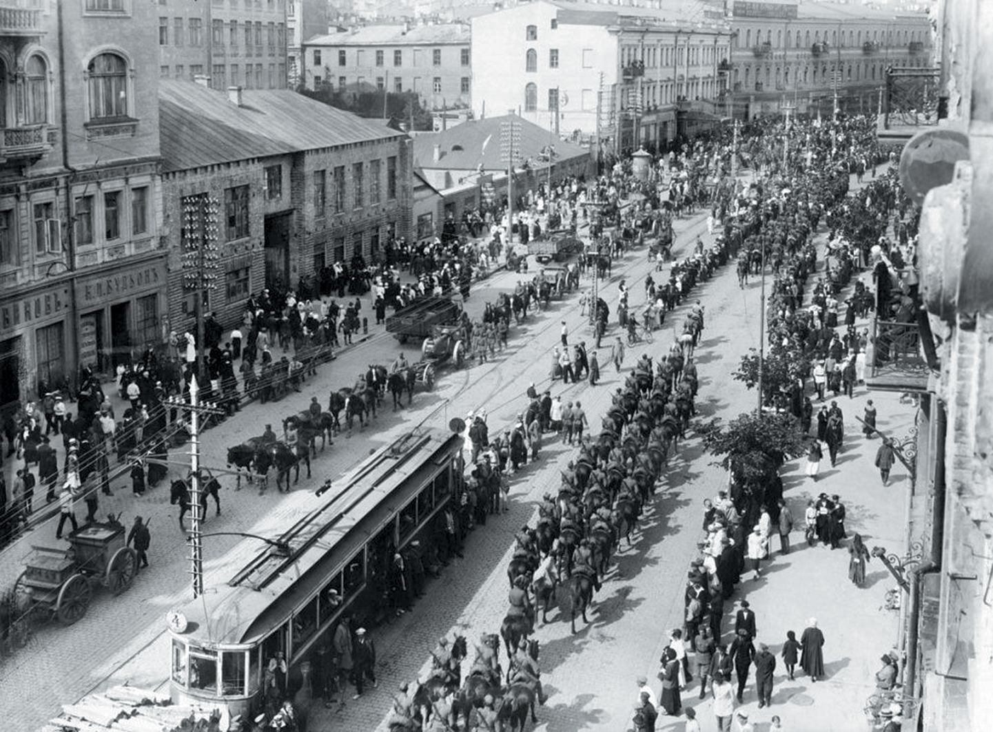 Польско-украинские войска вступают в Киев. Крещатик, 1920 год.