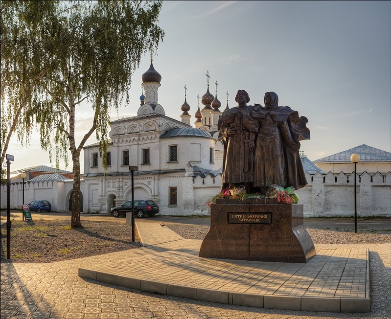 Муром. Памятник Св. Петру и Февроние