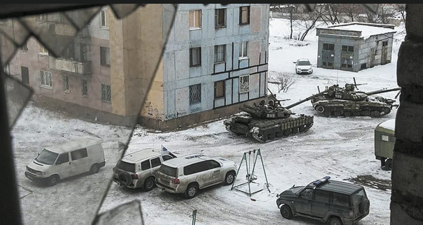 ВСУ оборудуют позиции прямо в жилых кварталах, размещают во дво- рах артиллерийские установки и бронетехнику. Источник https://www. rznonline.ru/.