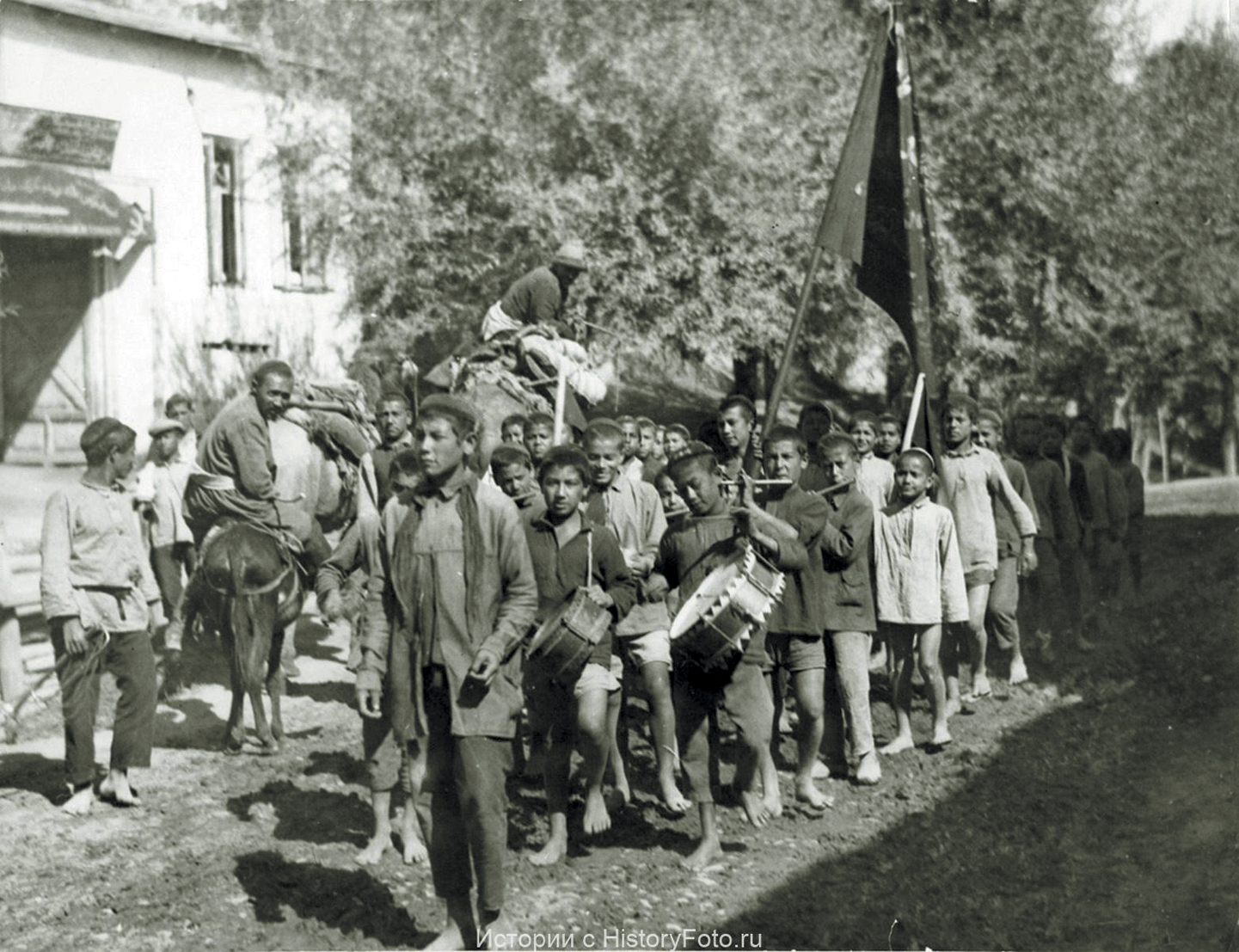Первый пионерский отряд на улице Ташкента, 1926-год. Фотограф Георгий Зельма. Источник https://historyfoto.ru/.