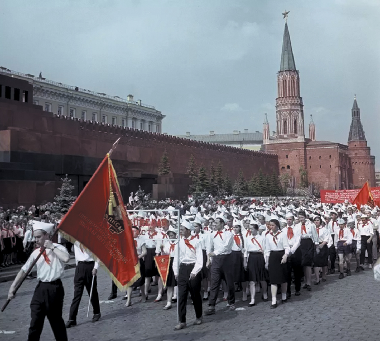 Парад на Красной площади в Москве, посвященный празднованию отряде). 41-летия Всесоюзной пионерской организации имени В. И. Ленина. Источник https://cdnn21.img.ria.ru/.