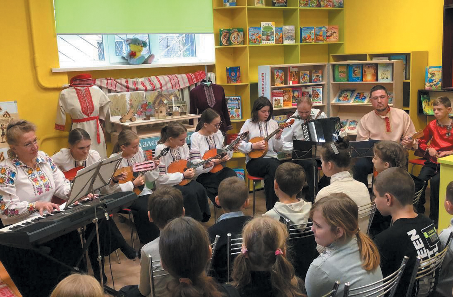 Выступление ансамбля народных инструментов.