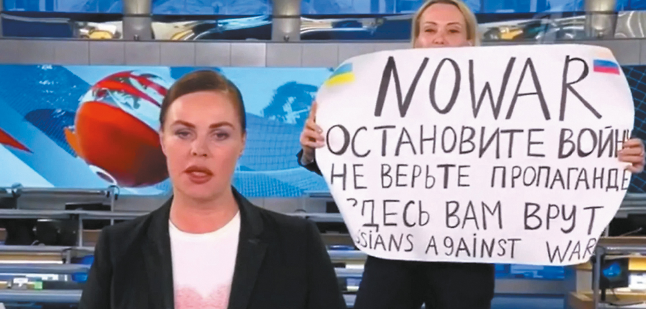 Та самая выходка Овсянниковой 14 марта 2022 года в прямом эфире программы «Время» на «Первом канале.»