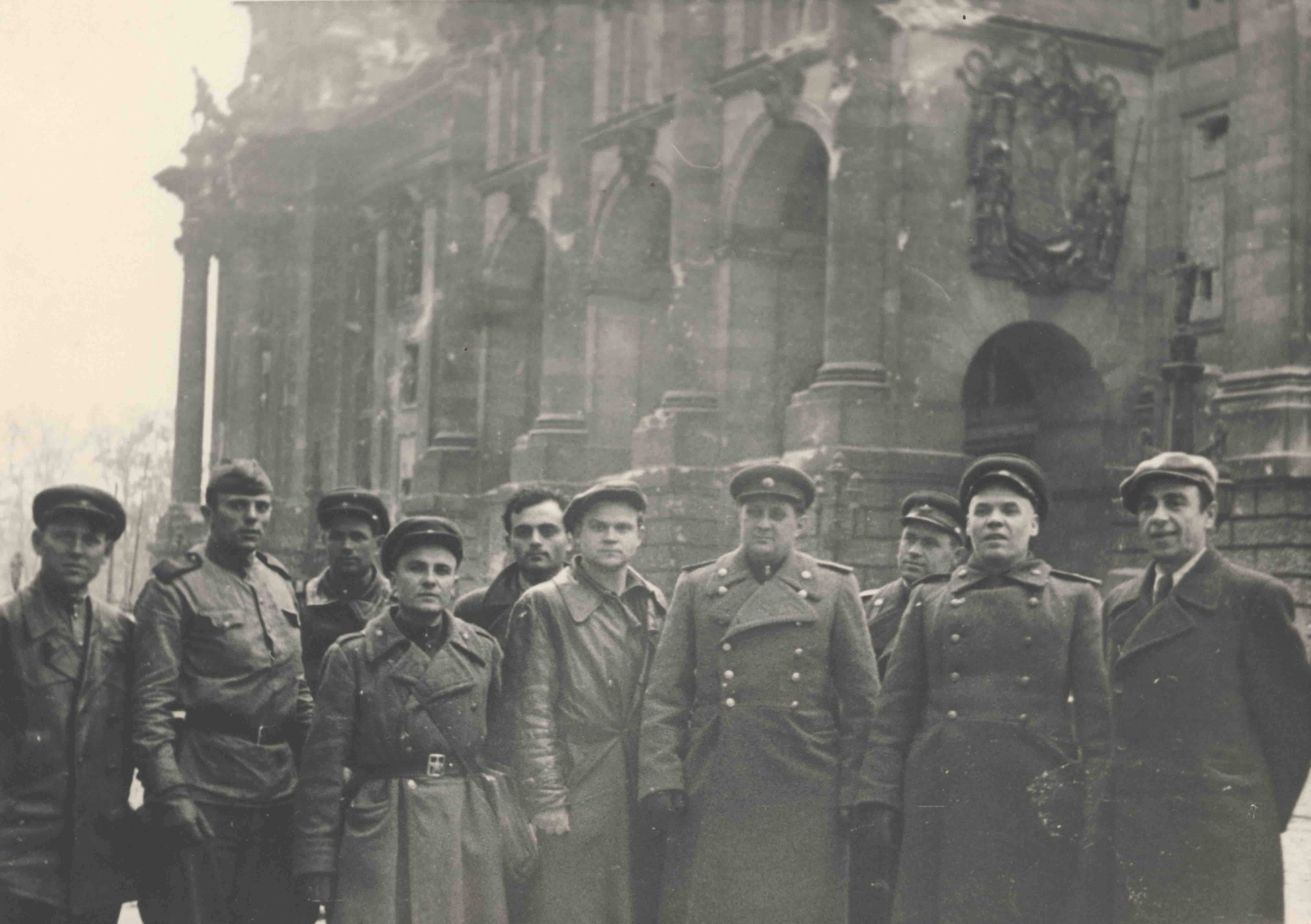 1945 2 мая в 2 часа дня,через час после капитуляции у Реи?хстага (фото Ю.Чернышева)