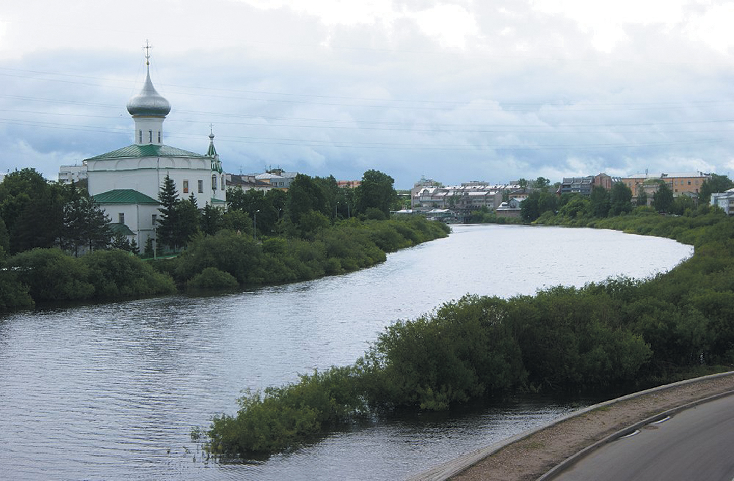 Река Вологда и на другом берегу церковь Спаса Преображения «во Фря- зинове». Построена в середине 17 века, однокупольная под древнерусский стиль. Источник: https://fototerra.ru.