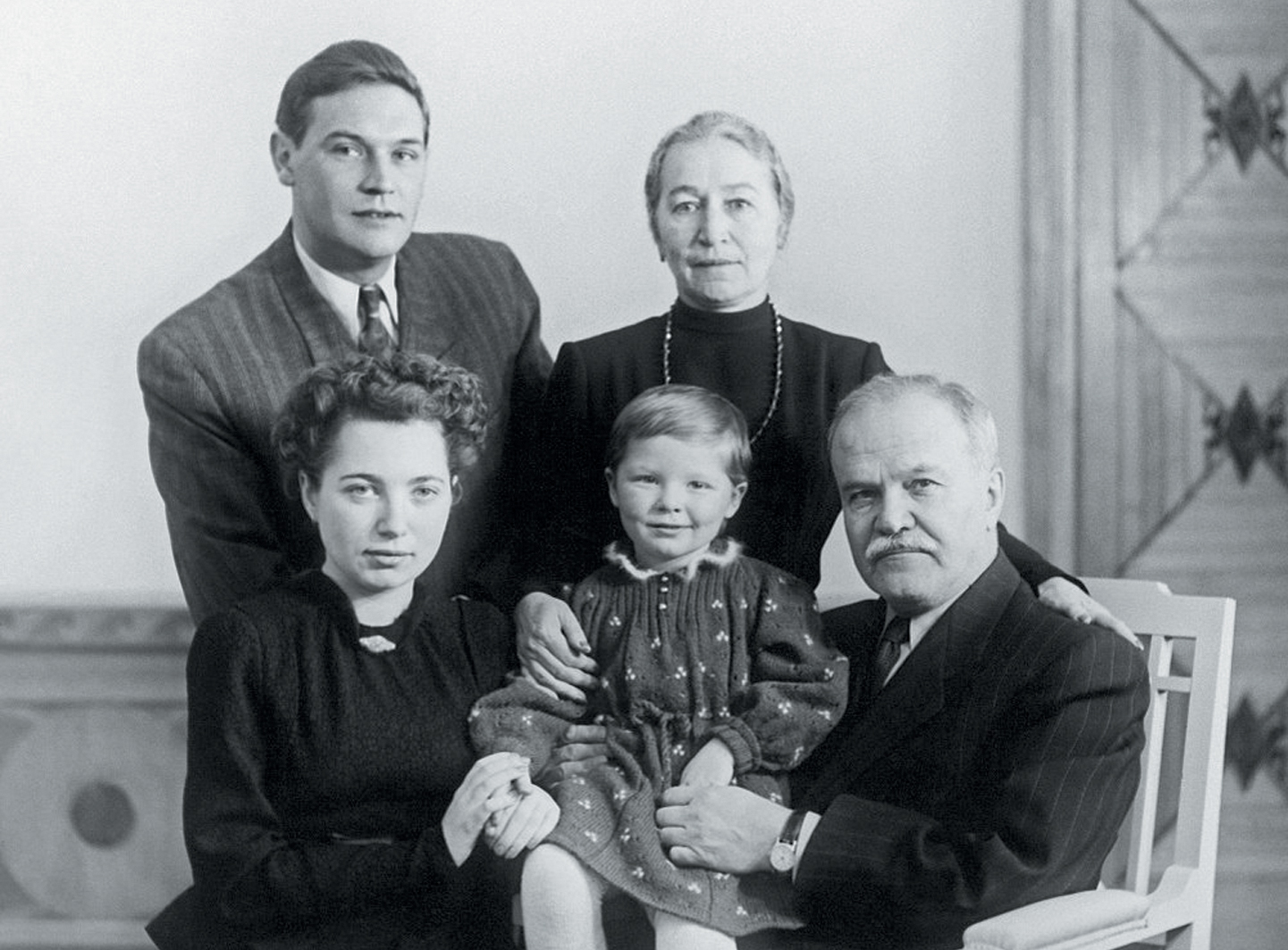 Вячеслав Молотов и Полина Жемчужина с семьёй. 1953 год. Источник https://permartmuseum.ru/https://avatars.dzeninfra.ru/.