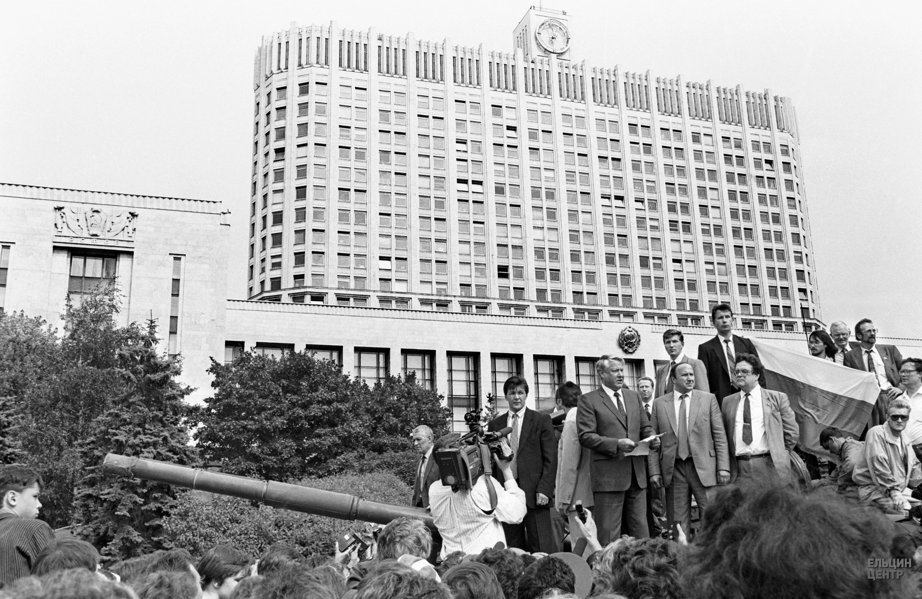 Противостояние Парламента и президента в Москве перешло в вооруженное столкновение