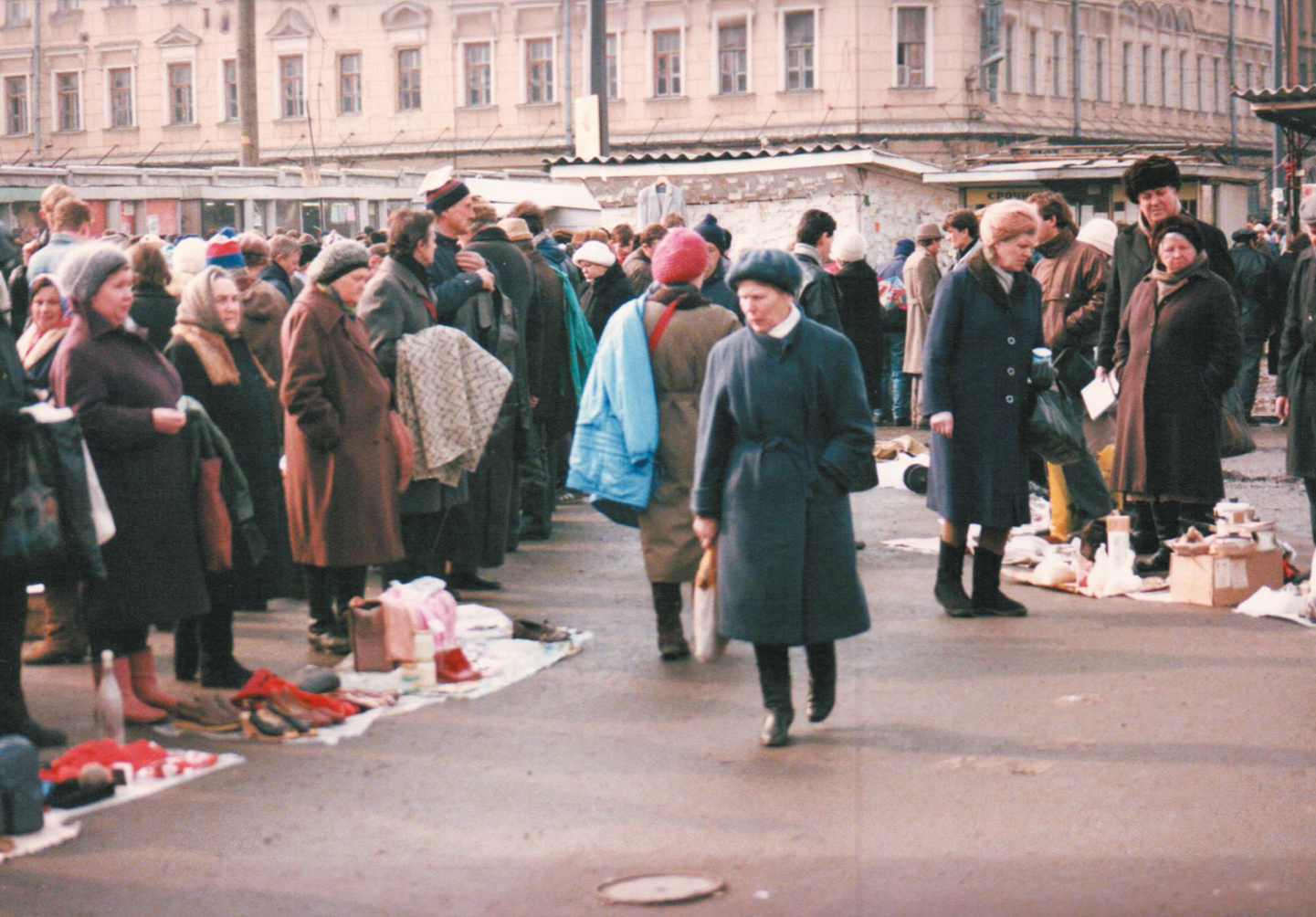 Уличный рынок в Ростове-на Дону, 1992 год. Источник: https://upload. wikimedia.org/wikipedia/.