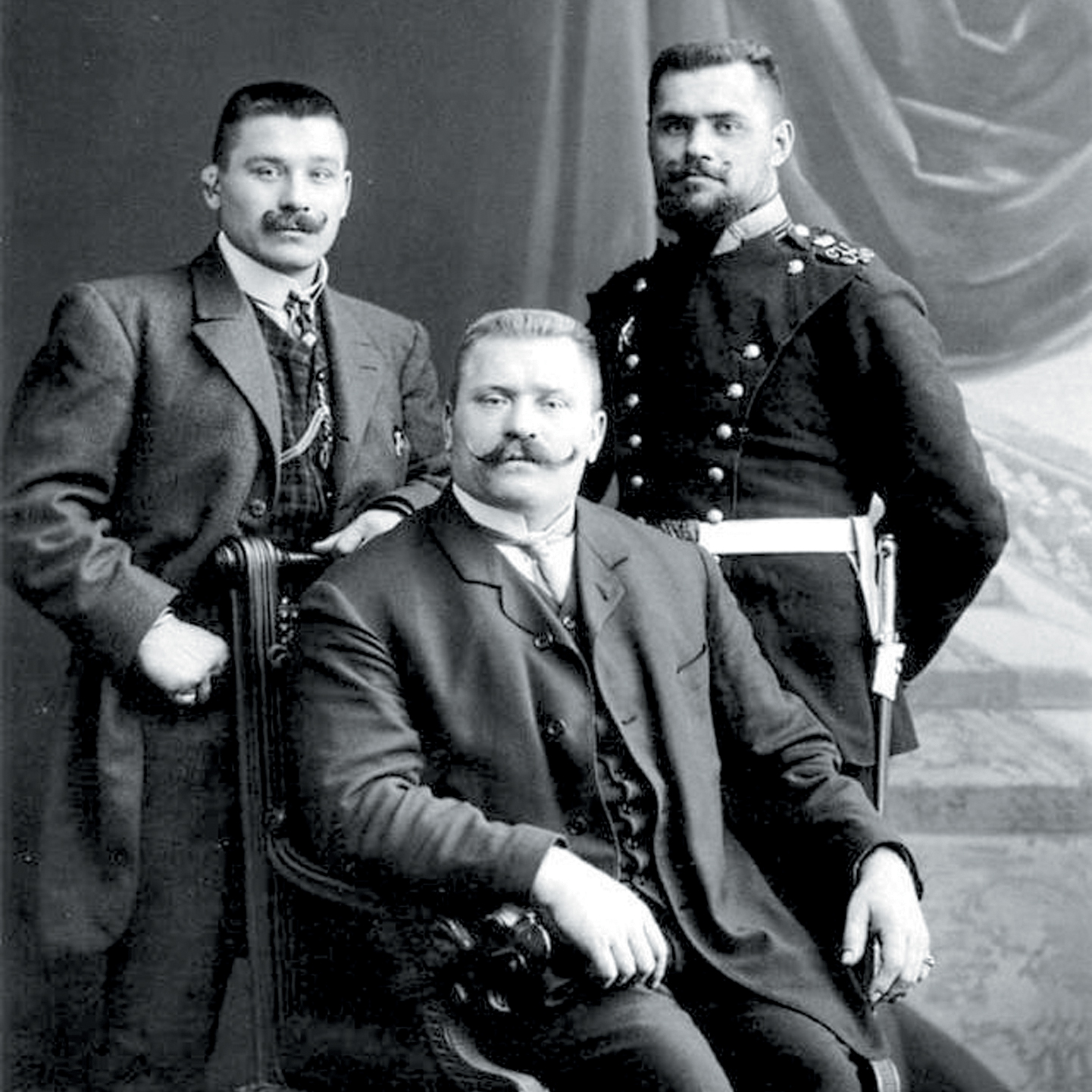Иван Поддубный с братьями, около 1910 года. Источник: https://dzen.ru/.
