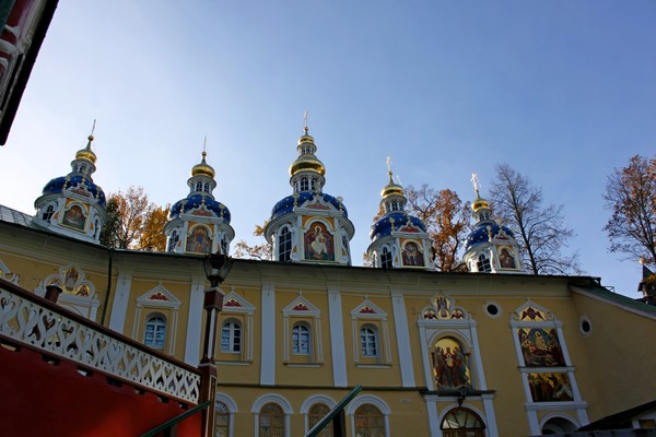 Псково-Печерский монастырь. Успенский собор, над Богом зданными пещерами