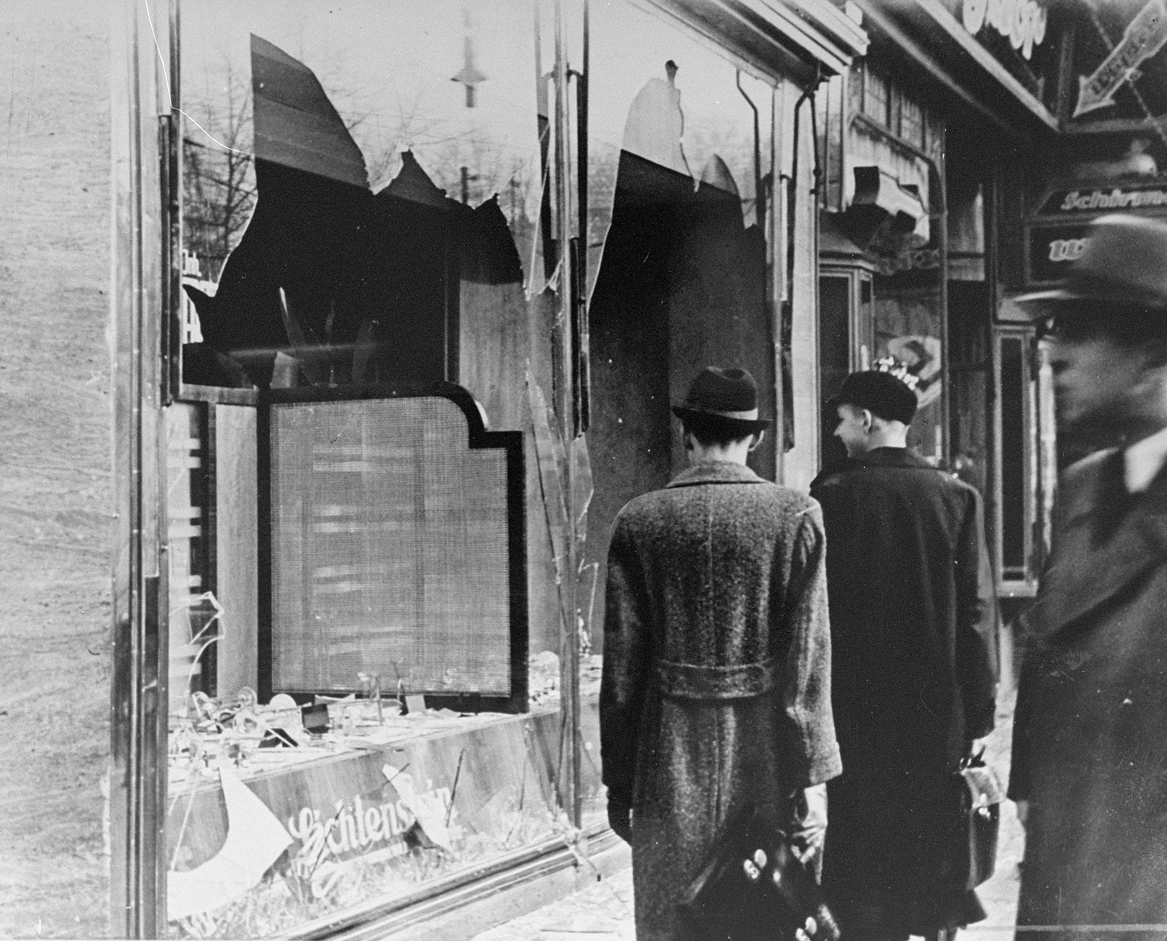 9 ноября 1938 - В Германии начались погромы евреев («Хрустальная ночь»)