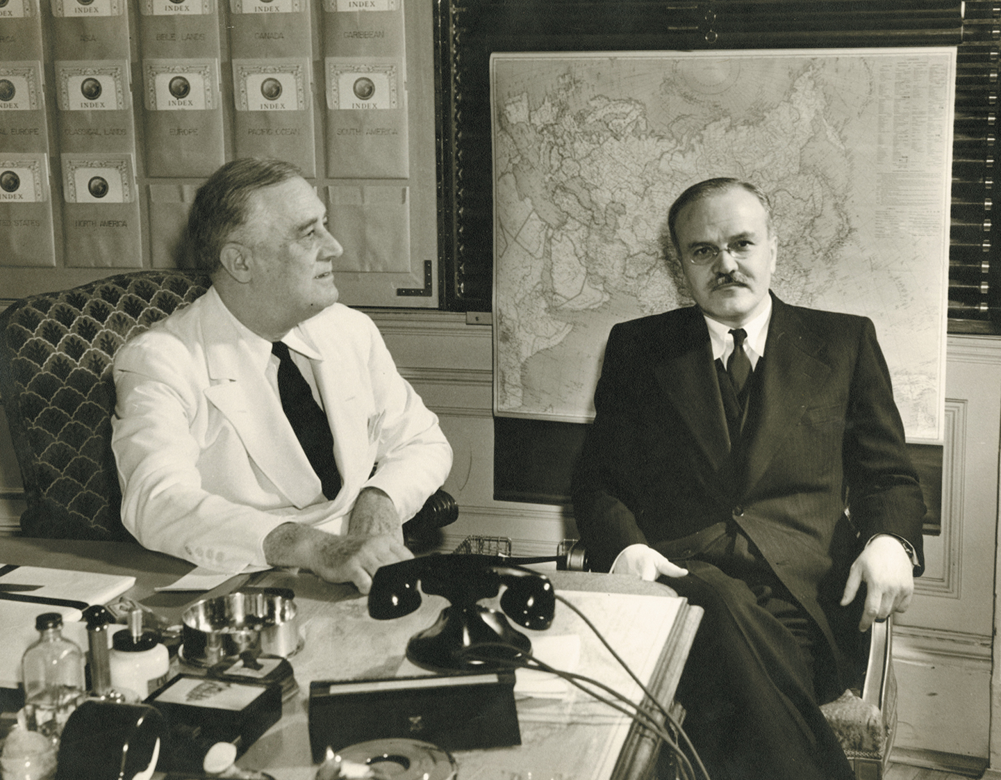 Президент США Ф. Рузвельт и нарком иностранных дел СССР В. М. Молотов во время переговоров в Вашингтоне. Источник https://prologue.blogs.archives.gov/.