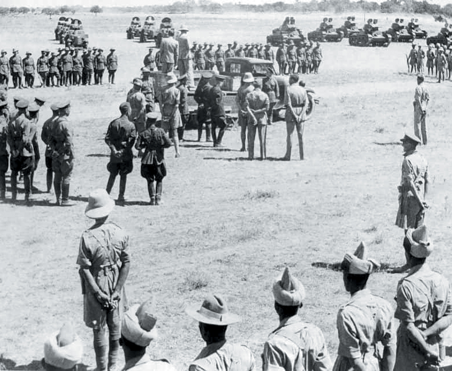 Советско-британская операция «Согласие» (Operation Countenance). На заднем плане находятся советские бронеавтомобили БА-10 и танки Т-26. На переднем плане – солдаты и офицеры подразделения Британской индийской армии. Источник https://media.foma.ru/.