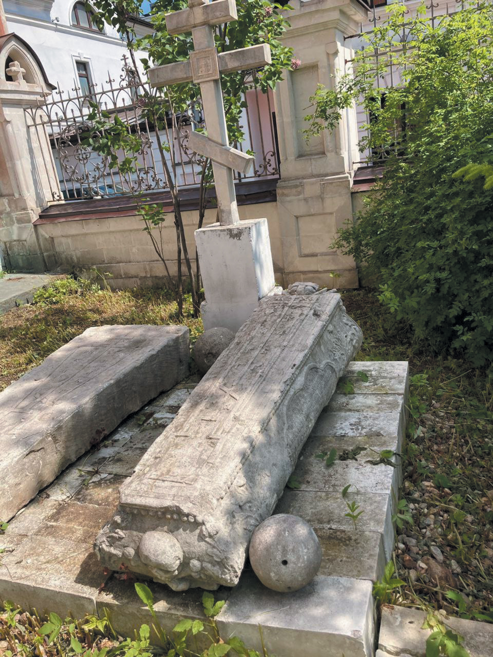 Некрополь у церкви Введения в Барашах. Фото автора.