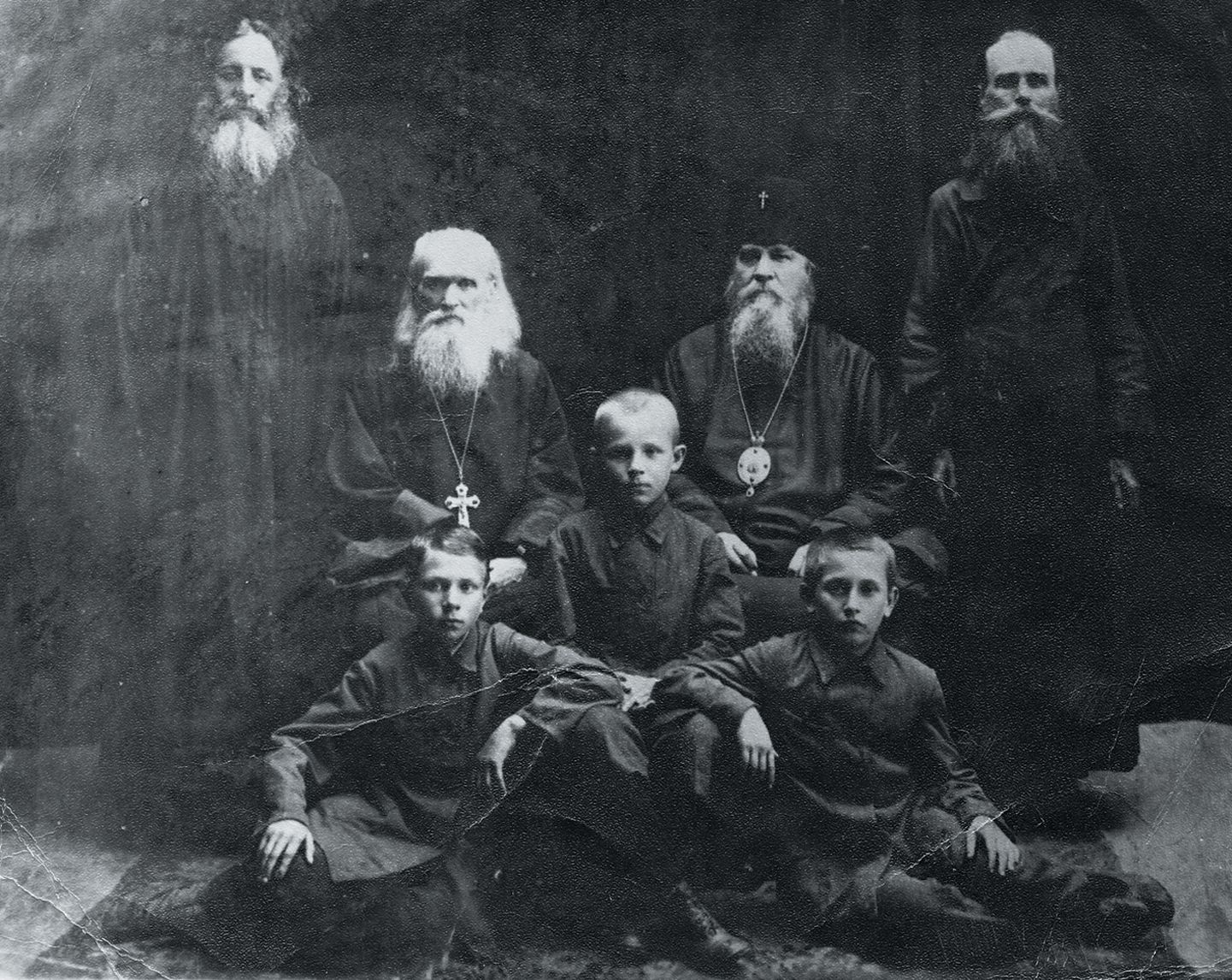 Священномученик Дамиан (Воскресенский), архиепископ Курский и Обоянский, со священнослужителями и юными иподиаконами. Снимок 1931 или 1932 годов. Фото из архива Курской епархии.