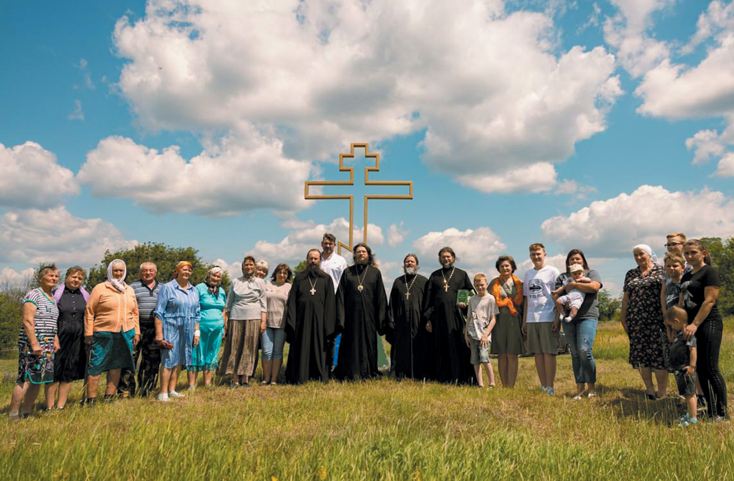 Освящение креста в селе Среднедорожное на месте разрушенной церкви. Отец Никанор Русанов служил в этом храме в 1934-1936 годы и был последним его настоятелем. Фото Натальи Бесединой.
