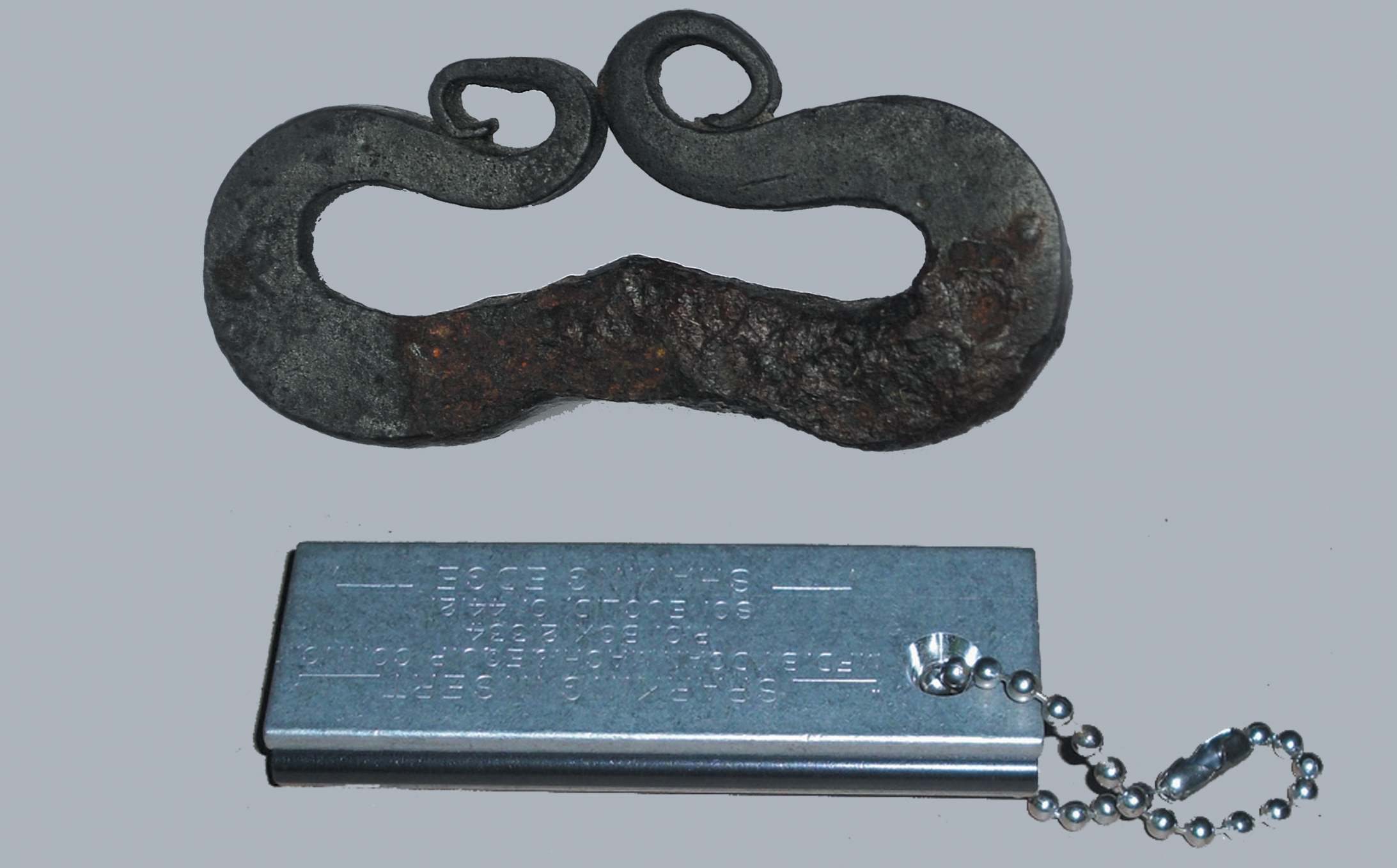 Древнее кресало и Современное огниво с магниевым бруском для нарезки трута и встроенным кресалом. Источник https://upload.wikimedia.org/.